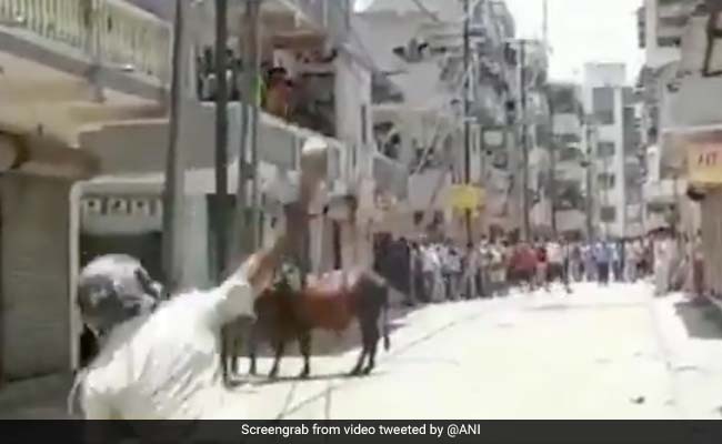 Coronavirus Lockdown: अपने अपने गृह नगर लौटना चाह रहे सैकड़ों प्रवासी कामगारों की सूरत में पुलिस के साथ झड़प