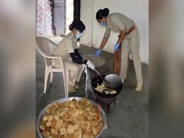 जरूरतमंदों की मदद के लिए किचन में तबदील हुआ ये पुलिस थाना, रोज 8 अफसर बनाते हैं खाना जरूरतमंदों की मदद के लिए किचन में तबदील हुआ ये पुलिस थाना, रोज 8 अफसर बनाते हैं खाना