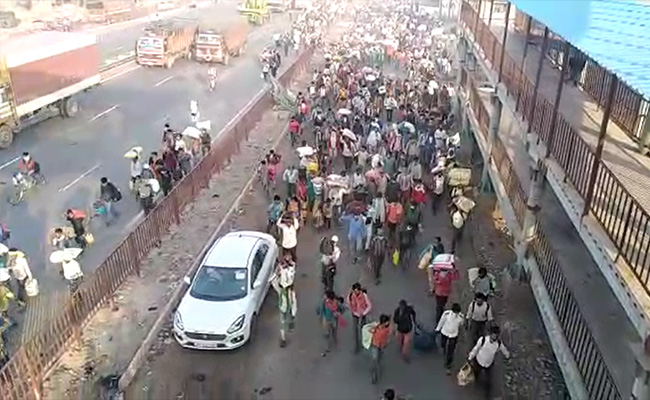 Migrants Break Barricades, Rush In After UP's "No Entry" Order: Watch