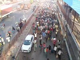Migrants Break Barricades, Rush In After UP's "No Entry" Order: Watch Migrants Break Barricades, Rush In After UP's "No Entry" Order: Watch