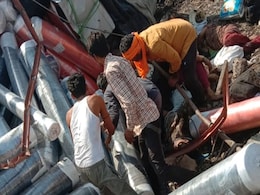 MP: मध्य प्रदेश: सागर-कानपुर मार्ग पर भीषण हादसा, 6 प्रवासी मजदूरों की मौत, मां के शव के पास बिलखते दिखे बच्चे MP: मध्य प्रदेश: सागर-कानपुर मार्ग पर भीषण हादसा, 6 प्रवासी मजदूरों की मौत, मां के शव के पास बिलखते दिखे बच्चे