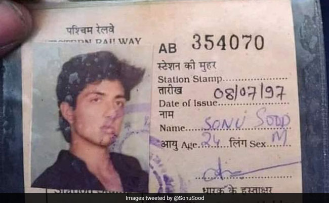 सोनू सूद मुंबई की लोकल ट्रेन में करते थे सफर, एक्टर के संघर्ष के दिनों का Photo हुआ वायरल