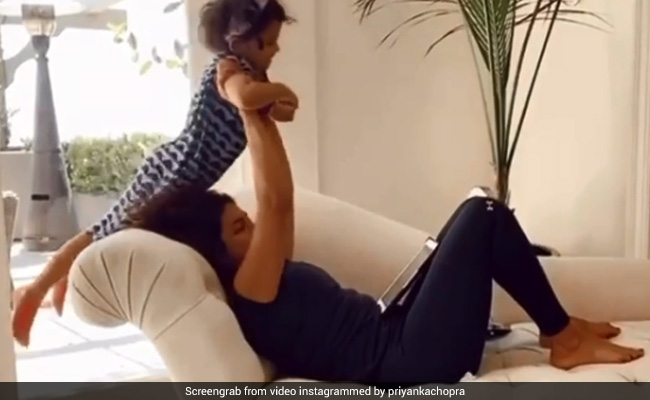 प्रियंका चोपड़ा ने बच्ची को उठाकर की एक्सरसाइज, Video शेयर कर बोलीं- जिम नहीं तो, कोई प्रॉब्लम...