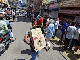 शराब निर्माताओं ने दिल्ली सरकार से मांगी होम डिलिवरी की परमिशन, टोकन व्यवस्था का भी दिया सुझाव शराब निर्माताओं ने दिल्ली सरकार से मांगी होम डिलिवरी की परमिशन, टोकन व्यवस्था का भी दिया सुझाव