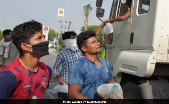 खुद भूखे प्यासे रहकर निरंतर प्रवासी मजदूरों की सेवा कर रहे हैं सरफराज खान..देखें Video