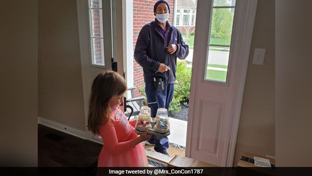 Delivery Man Makes Girl's Lockdown Birthday Memorable With Cupcakes, Twitter Loves It