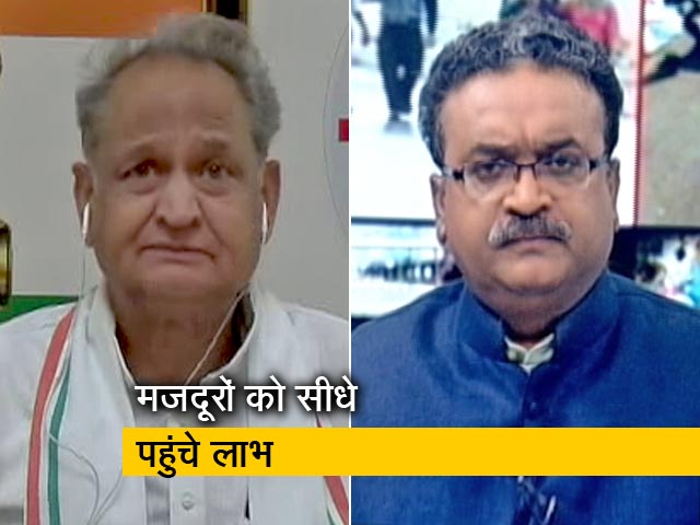 सरकार को सीधा मजदूरों की जेब में पैसा पहुंचाने का काम करना चाहिए : अशोक गहलोत