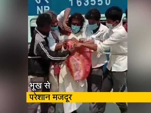 बिहार के कटिहार में खाने के लिए छीना -झपटी