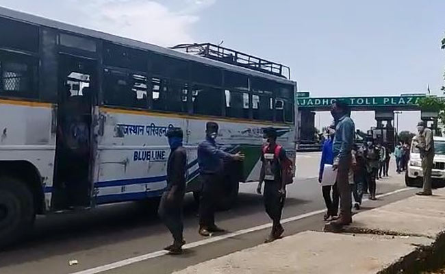 Coronavirus Pandemic: प्रवासी मजदूरों की मदद को आगे आया राजस्‍थान, हाईवे पर यूपी सीमा तक के लिए दी बस सुविधा..