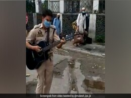 जम्मू स्टेशन के बाहर हाथ में गिटार लेकर पुलिस जवान ने गाया- 'गुलाबी आंखे जो तेरी देखी...'; देखें Video जम्मू स्टेशन के बाहर हाथ में गिटार लेकर पुलिस जवान ने गाया- 'गुलाबी आंखे जो तेरी देखी...'; देखें Video