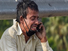 सड़क किनारे बेटे की मौत पर आंसू बहाते प्रवासी श्रमिक की फोटो हुई थी वायरल, अब पहुंचा अपने घर... सड़क किनारे बेटे की मौत पर आंसू बहाते प्रवासी श्रमिक की फोटो हुई थी वायरल, अब पहुंचा अपने घर...