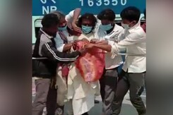 Video Shows Migrants Fighting Over Packet Of Food At Bihar Train Station Video Shows Migrants Fighting Over Packet Of Food At Bihar Train Station