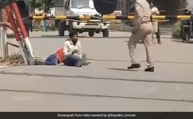 उत्तर प्रदेश: तपती धूप में प्रवासी मजदूरों को जमीन पर लोटवाने वाले पुलिसकर्मियों के खिलाफ कार्रवाई, एक लाइन हाजिर तो दूसरा...