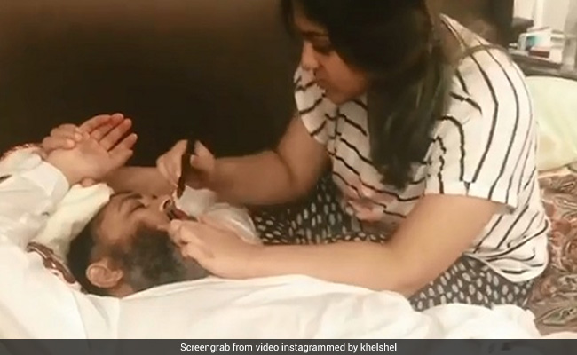 पूर्व पाकिस्तानी स्पिनर को बेटी ने नींद में लगाया लिपस्टिक, लोगों ने जमकर किया ट्रोल, बोले- 'ये ज्यादा हो गया..' देखें Video