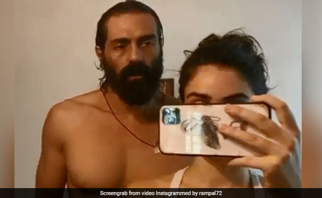 अर्जुन रामपाल ने लॉकडाउन बढ़ने के कारण काटी अपनी दाढ़ी, गर्लफ्रेंड गैब्रिएला ने की मदद...देखें Video