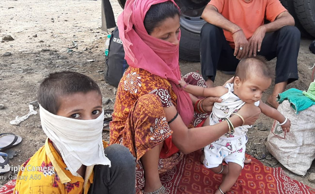 घर लौट रहे मजदूरों के हैं बुरे हाल, दुधमुंहों को पिलाने के लिए दूध नहीं तो पानी में भिगोकर दे रहे बिस्किट-ब्रेड