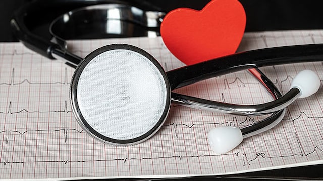 Chronic Stress, Poor Sleep, Low Vitamin D: Doctor Lists Hidden Lifestyle Triggers Raising Heart Disease Risk