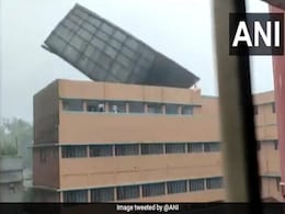 Cyclone Amphan ने मचाई ऐसी तबाही, स्कूल की छत को उड़ा ले गया तूफान... देखें Viral Video Cyclone Amphan ने मचाई ऐसी तबाही, स्कूल की छत को उड़ा ले गया तूफान... देखें Viral Video