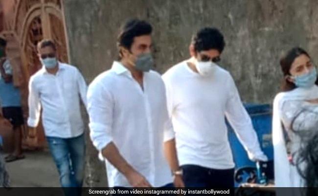 Ranbir, Neetu, Riddhima Immerse Rishi Kapoor's Ashes In Banganga, Alia Bhatt Was With Them