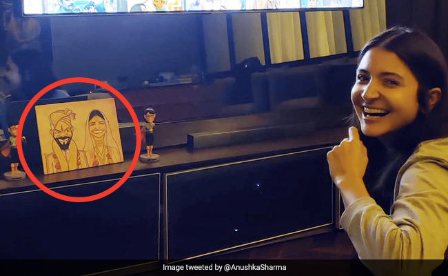 अनुष्का शर्मा देख रही थी टीवी, नीचे शादी की फोटो फ्रेम देख लोगों की छूटी हंसी, बोले- 'क्या है ये...'