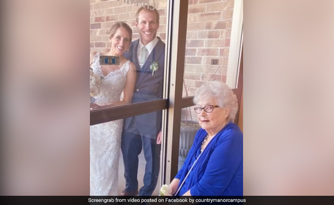 लॉकडाउन में शादी के तुरंत बाद दादी का आशिर्वाद लेने दूल्हा-दुल्हन पहुंचे अस्पताल- देखें Video