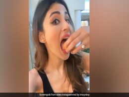 मौनी रॉय का गोलगप्पे खाती आईं नजर, बोलीं- प्याज कचौड़ी, पानीपुरी चाट, समोसा मेरे फेवरेट- देखें Video मौनी रॉय का गोलगप्पे खाती आईं नजर, बोलीं- प्याज कचौड़ी, पानीपुरी चाट, समोसा मेरे फेवरेट- देखें Video