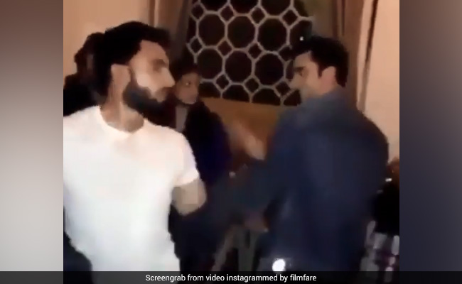 रणवीर सिंह और रणबीर कपूर के बीच छिड़ी डांस की जंग, 'दिल्ली वाली गर्लफ्रेंड' सॉन्ग पर Video हुआ वायरल