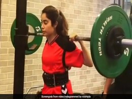जाह्नवी कपूर ने भारी वजन के साथ जिम में यूं की एक्सरसाइज, इंटरनेट पर वायरल हुआ थ्रोबैक Video जाह्नवी कपूर ने भारी वजन के साथ जिम में यूं की एक्सरसाइज, इंटरनेट पर वायरल हुआ थ्रोबैक Video