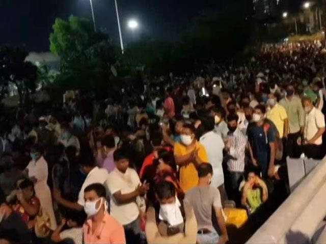 Despite New Guidelines, Migrants Throng Railways Stations To Go Home