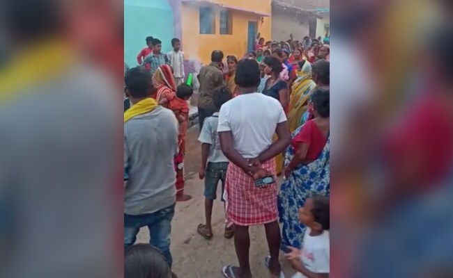 झारखंड : महिला के बाल काटकर कालिख पोतकर अर्द्धनग्न अवस्था में गांव में घुमाया