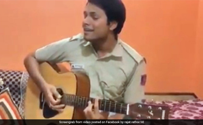 दिल्ली पुलिस के जवान ने गाया गाना 'तेरी मिट्टी', वीडियो हुआ वायरल