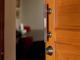 कोरोना को मात देकर अपने घर लौटी डॉक्टर के साथ पड़ोसी ने की अभद्रता, घर पर लगाया ताला कोरोना को मात देकर अपने घर लौटी डॉक्टर के साथ पड़ोसी ने की अभद्रता, घर पर लगाया ताला