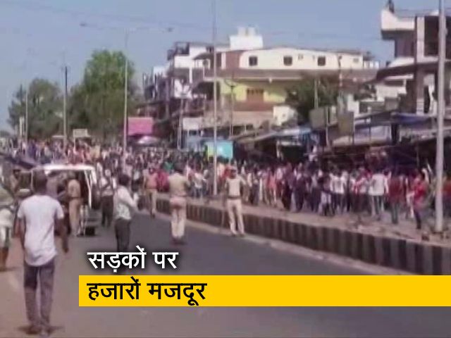 सूरत में फंसे प्रवासी मजदूर सड़कों पर उतरे