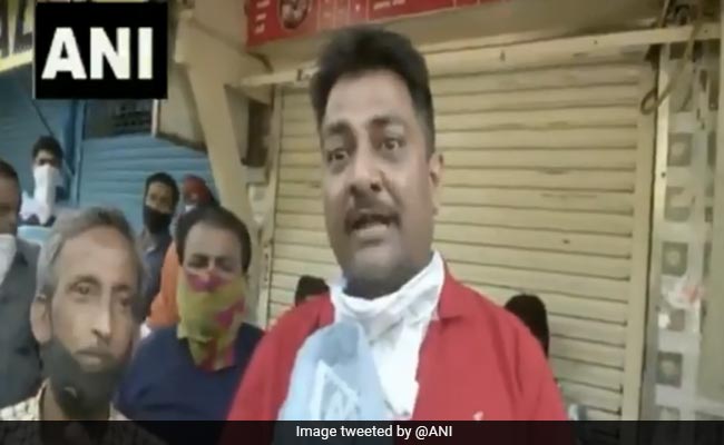 VIDEO : शराब महंगी होने पर भड़का शख्स, बोला- 'हम पीने नहीं, केजरीवाल जी का घर भरने आए हैं क्योंकि...