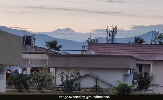 Lockdown का असर, इतनी साफ हुई हवा कि घर से दिखने लगी दुनिया की तीसरी सबसे ऊंची पवर्त चोटी कंचनजंघा... देखें शानदार Photos
