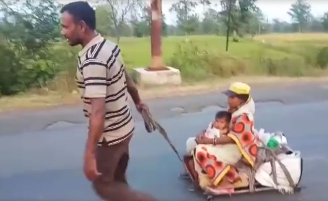 लॉकडाउन में लाचारी : रास्ते में बनाई लकड़ी से गाड़ी, 8 महीने की गर्भवती बीवी और बेटी को 800 KM खींचकर लाया मजदूर