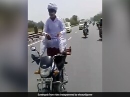 सिलेंडर पर बैठकर पैरों से बाइक चलाता नजर आया शख्स, सुनील ग्रोवर Video शेयर कर बोले- डॉन... सिलेंडर पर बैठकर पैरों से बाइक चलाता नजर आया शख्स, सुनील ग्रोवर Video शेयर कर बोले- डॉन...