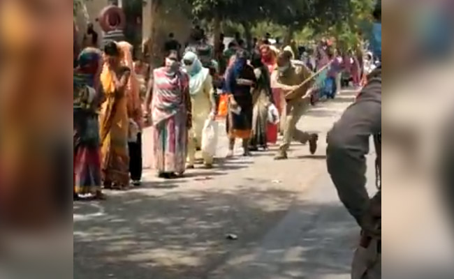 Lockdown: नोएडा में राशन के लिए कतार में लगीं महिलाओं को पुलिस कर्मी ने डंडे से पीटा, देखें VIDEO