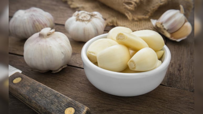 Dadi Nani Ke Nuskhe: कोलेस्ट्रॉल, बीपी और कब्ज के लिए काल है एक कली लहसुन, जानिए सेवन का सही तरीका