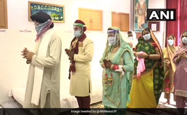 दूल्हा-दुल्हन ने मास्क और फेस शील्ड पहन गुरुद्वारे में की शादी, सोशल डिस्टेंसिंग का भी किया पालन.. देखें Photos