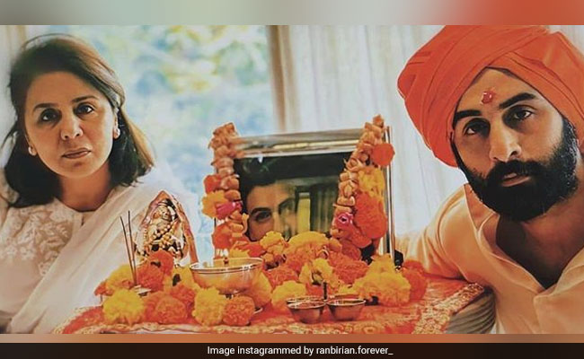 A Pic Of Ranbir And Neetu Kapoor From Rishi Kapoor's Prayer Meet At Home