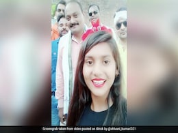 TikTok पर लड़की के हुए 4 मिलियन फॉलोअर्स तो केक लेकर घर पहुंचे बीजेपी नेता, ऐसे मनाया जश्न, देखें Viral Video TikTok पर लड़की के हुए 4 मिलियन फॉलोअर्स तो केक लेकर घर पहुंचे बीजेपी नेता, ऐसे मनाया जश्न, देखें Viral Video