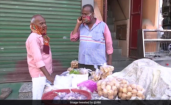 <i>Pani Puri</i> Stall Reopens In Delhi's Chawri Bazar Amid Lockdown4
