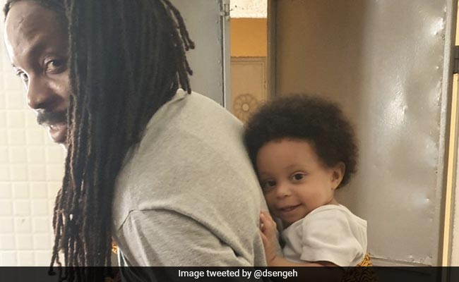 Zoom मीटिंग में ‘Dad Goals’ सेट कर रहे इस देश के नेता, क्यूट फोटो हुई वायरल