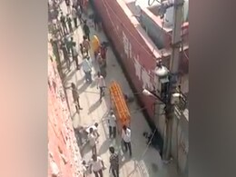 Delhi Lockdown: राशन का इंतजार कर रहे लोगों का सब्र का बांध टूटा, स्कूल पर किया पथराव Delhi Lockdown: राशन का इंतजार कर रहे लोगों का सब्र का बांध टूटा, स्कूल पर किया पथराव