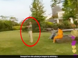 एमएस धोनी ने मस्ती-मस्ती में मारी पत्नी को गेंद, देखते ही चीखीं और बोलीं- 'ओए...' देखें Viral Video एमएस धोनी ने मस्ती-मस्ती में मारी पत्नी को गेंद, देखते ही चीखीं और बोलीं- 'ओए...' देखें Viral Video