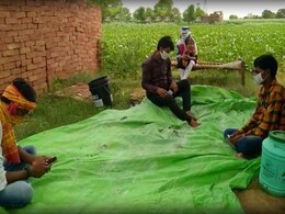 यूपी: 'कोरोना' का खौफ, वापस लौटे प्रवासी मजदूरों को घर में घुसने नहीं दे रहे ग्रामीण, खेत या अन्य जगह हैं क्वारंटाइन यूपी: 'कोरोना' का खौफ, वापस लौटे प्रवासी मजदूरों को घर में घुसने नहीं दे रहे ग्रामीण, खेत या अन्य जगह हैं क्वारंटाइन