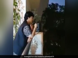 फाल्गुनी पाठक ने लॉकडाउन के बीच पड़ोसियों के लिए बालकनी से गाया ''कहीं दूर जब दिन ढल जाए...'' देखें Viral Video फाल्गुनी पाठक ने लॉकडाउन के बीच पड़ोसियों के लिए बालकनी से गाया ''कहीं दूर जब दिन ढल जाए...'' देखें Viral Video