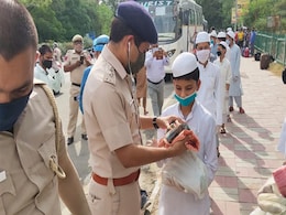 मदरसा में पढ़ने वाले बच्चों को ईद पर दिल्ली पुलिस से मिला खास तोहफा, स्पेशल बस करके पहुंचाया गया उनके घर- देखें तस्वीरें मदरसा में पढ़ने वाले बच्चों को ईद पर दिल्ली पुलिस से मिला खास तोहफा, स्पेशल बस करके पहुंचाया गया उनके घर- देखें तस्वीरें