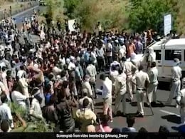 Migrant Labourers Block Highway, Throw Stones At Cops In Madhya Pradesh Migrant Labourers Block Highway, Throw Stones At Cops In Madhya Pradesh
